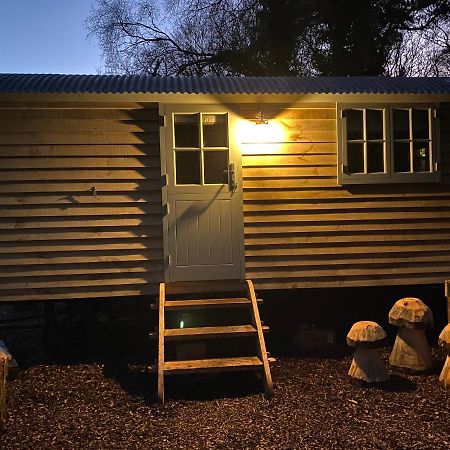 Chez Maurice Luxury Shepherds Hut With Bath And Hot Tub Kelling Εξωτερικό φωτογραφία