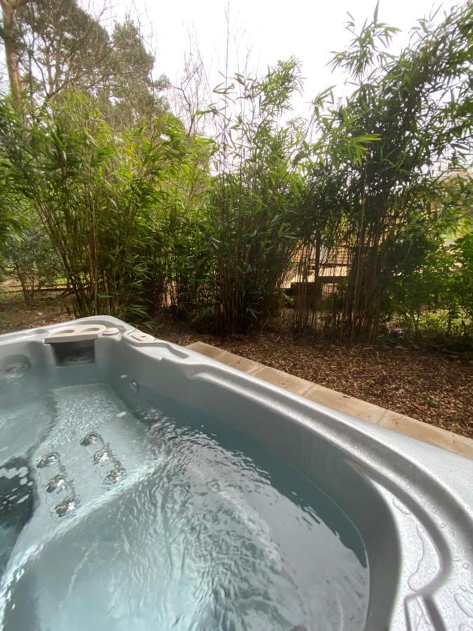 Chez Maurice Luxury Shepherds Hut With Bath And Hot Tub Kelling Εξωτερικό φωτογραφία
