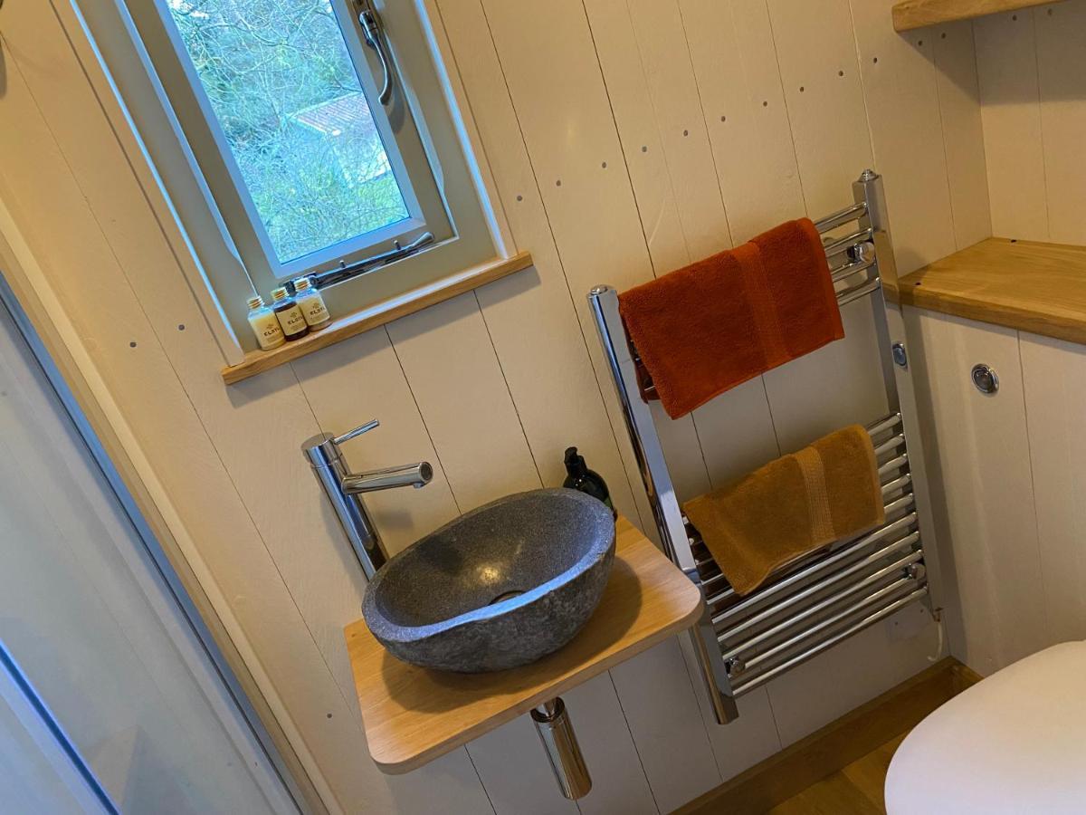 Chez Maurice Luxury Shepherds Hut With Bath And Hot Tub Kelling Εξωτερικό φωτογραφία