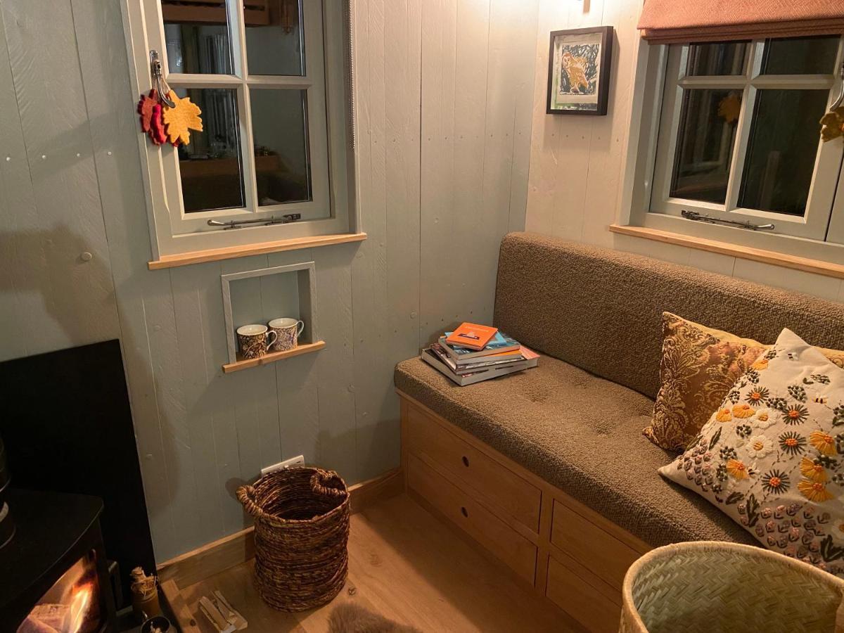 Chez Maurice Luxury Shepherds Hut With Bath And Hot Tub Kelling Εξωτερικό φωτογραφία