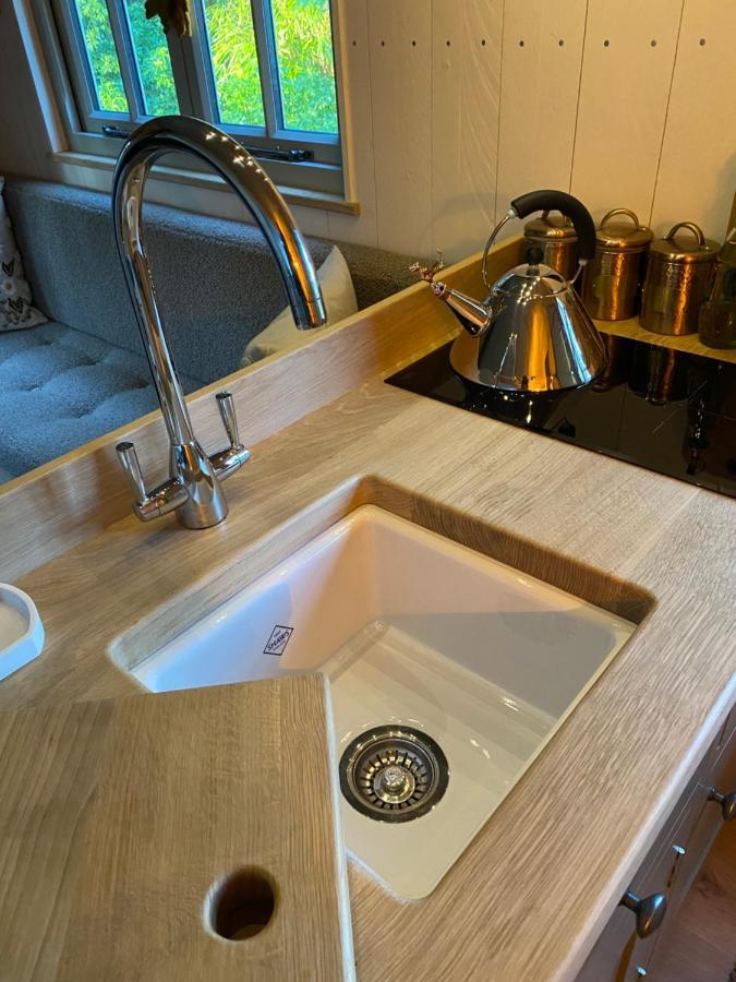 Chez Maurice Luxury Shepherds Hut With Bath And Hot Tub Kelling Εξωτερικό φωτογραφία